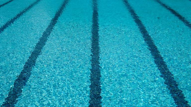 Misano Adriatico, i capelli si impigliano nel bocchettone: ragazzina di 12 anni rischia di annegare in piscina Misano Adriatico, i capelli si impigliano nel bocchettone: ragazzina di 12 anni rischia di annegare in piscina