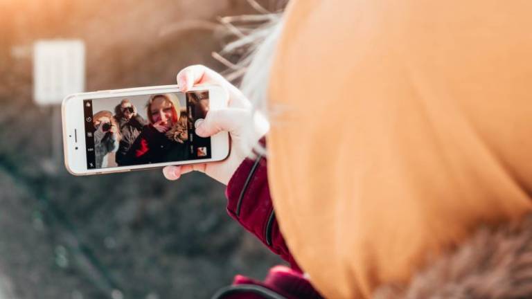 Affetti collaterali: se sui social lei è diversa Affetti collaterali: se sui social lei è diversa