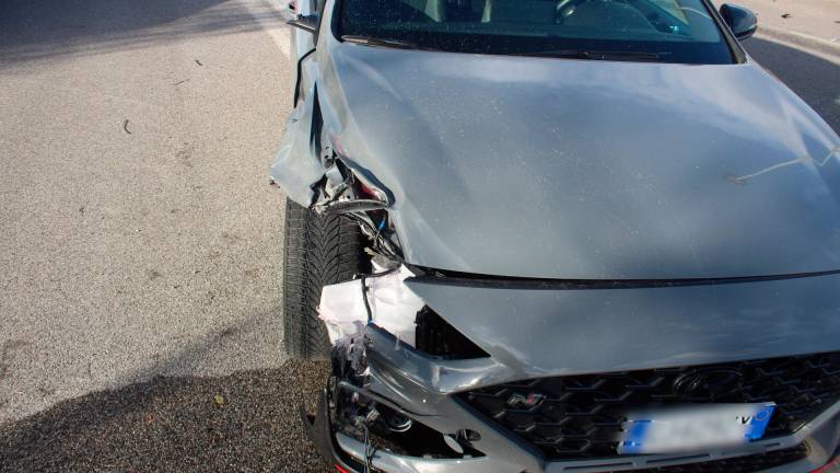 Cesena. Scontro tra due auto: una cappotta e finisce contro il rimorchio di un camion. Il conducente portato in ospedale Cesena. Scontro tra due auto: una cappotta e finisce contro il rimorchio di un camion. Il conducente portato in ospedale