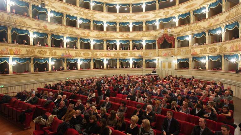 Ravenna, abbonamenti a teatro esauriti in 45 minuti File e polemiche Ravenna, abbonamenti a teatro esauriti in 45 minuti File e polemiche