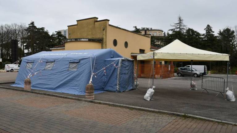 Forlì, in auto nella tenda Covid-19: effettuati 27 tamponi Forlì, in auto nella tenda Covid-19: effettuati 27 tamponi