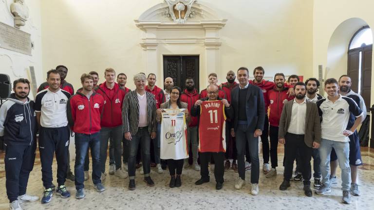 Basket, l'OraSì Ravenna svela le nuove divise della Spalding Basket, l'OraSì Ravenna svela le nuove divise della Spalding