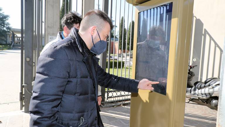 Imola, altro che smart: il totem al cimitero non funziona Imola, altro che smart: il totem al cimitero non funziona