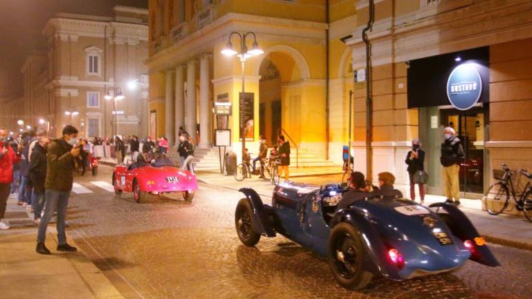 Il fascino della Mille Miglia sotto le stelle a Ravenna Il fascino della Mille Miglia sotto le stelle a Ravenna