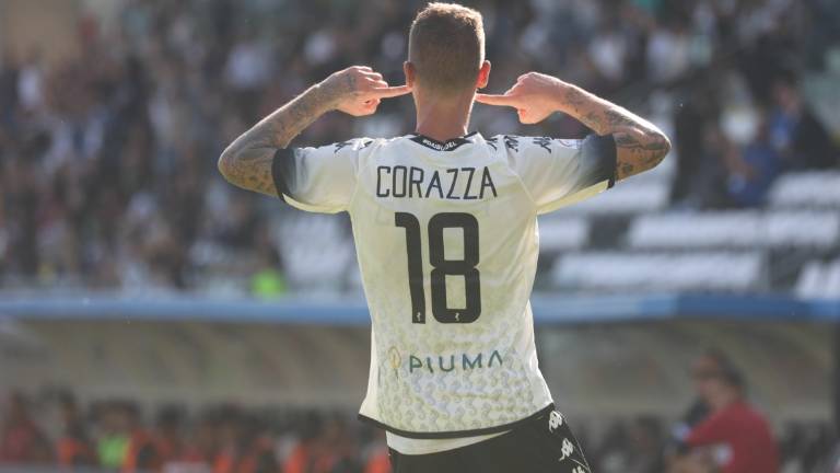 Calcio C, Corazza, tripletta per il Cesena e pallone da portare a casa: L'ho fatto firmare da tutti i compagni Calcio C, Corazza, tripletta per il Cesena e pallone da portare a casa: L'ho fatto firmare da tutti i compagni