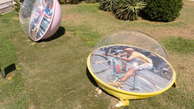 Cesenatico, biglia di Pantani sfregiata dai vandali di Ferragosto Cesenatico, biglia di Pantani sfregiata dai vandali di Ferragosto