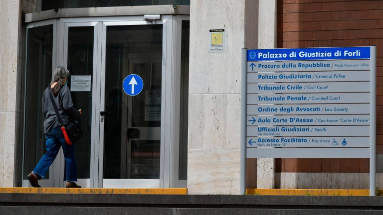 L’ingresso del tribunale di Forlì L’ingresso del tribunale di Forlì