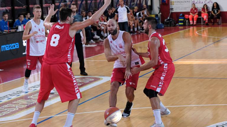 Basket Supercoppa, gran partenza dell'Andrea Costa (90-76) Basket Supercoppa, gran partenza dell'Andrea Costa (90-76)