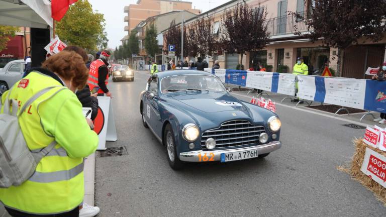La Mille Miglia incanta e blocca il traffico a Gambettola La Mille Miglia incanta e blocca il traffico a Gambettola