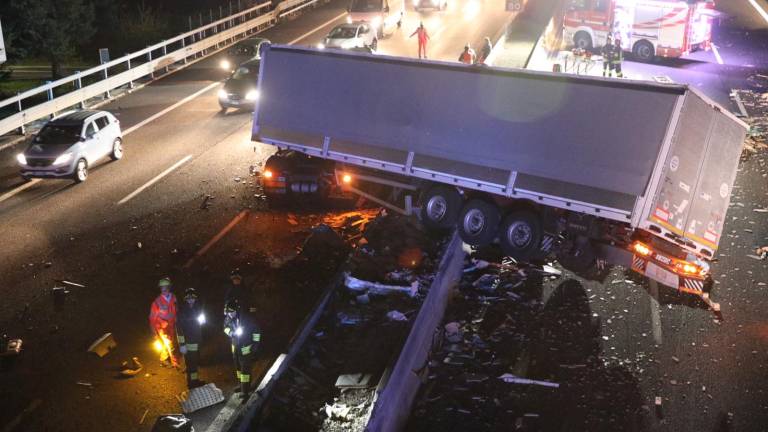 Camion sbanda a Cesena: A14 in tilt Camion sbanda a Cesena: A14 in tilt