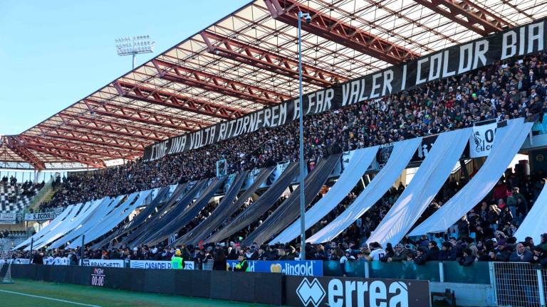La coreografia inscenata dai gruppi della Curva Mare all’inizio della partita foto gianmaria zanotti La coreografia inscenata dai gruppi della Curva Mare all’inizio della partita foto gianmaria zanotti