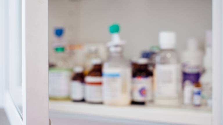Santarcangelo, spacca vetrata delle farmacia con un tombino e fugge con i soldi Santarcangelo, spacca vetrata delle farmacia con un tombino e fugge con i soldi