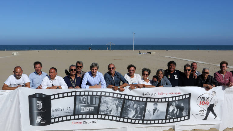 Rimini dedica a Fellini le nuove barriere frangisabbia. Ecco la prima Rimini dedica a Fellini le nuove barriere frangisabbia. Ecco la prima