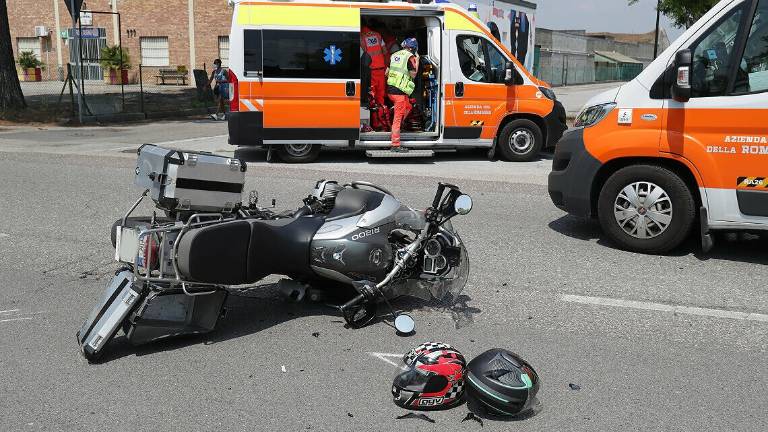 Ravenna, incidente auto-moto davanti al Pala De Andrè. Coppia ferita non in modo grave Ravenna, incidente auto-moto davanti al Pala De Andrè. Coppia ferita non in modo grave