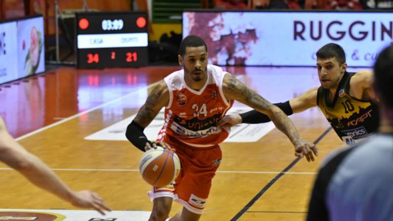 Basket A2, la difesa dell'Unieuro cancella Cento (54-72) Basket A2, la difesa dell'Unieuro cancella Cento (54-72)
