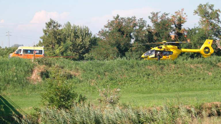 Ravenna, incidente: scontro tra un furgone e una bici elettrica, grave 22enne Ravenna, incidente: scontro tra un furgone e una bici elettrica, grave 22enne