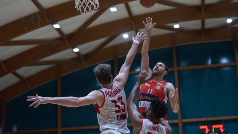 Basket A2 play-off, l'Unieuro è troppo forte: Chiusi ancora ko e biancorossi in semifinale (76-89) Basket A2 play-off, l'Unieuro è troppo forte: Chiusi ancora ko e biancorossi in semifinale (76-89)