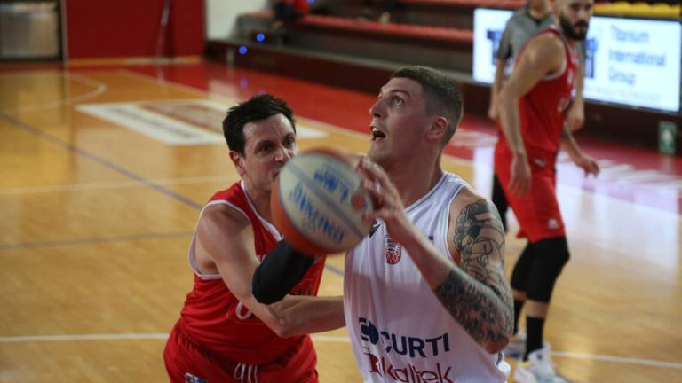 Basket B, l'Andrea Costa cade con Chiusi (91-92) - Video Basket B, l'Andrea Costa cade con Chiusi (91-92) - Video