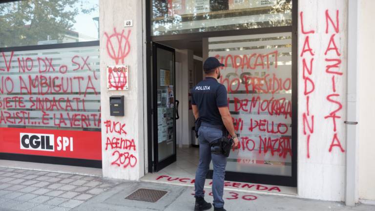 Raid no vax nelle sedi dei sindacati: perquisizioni e sequestri a Ravenna Raid no vax nelle sedi dei sindacati: perquisizioni e sequestri a Ravenna
