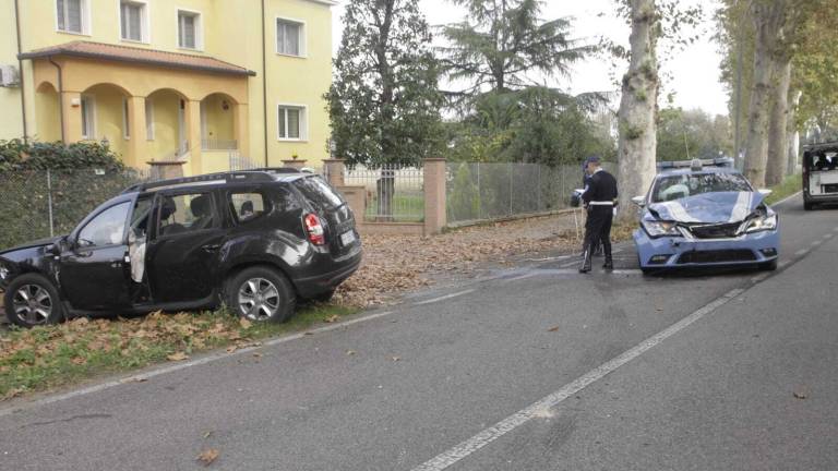 Scontro tra un suv e l'auto della Polizia, quattro feriti a Lugo Scontro tra un suv e l'auto della Polizia, quattro feriti a Lugo