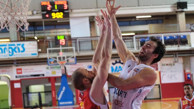 Basket B, l'Andrea Costa sbatte contro il muro di Oleggio (77-94) Basket B, l'Andrea Costa sbatte contro il muro di Oleggio (77-94)