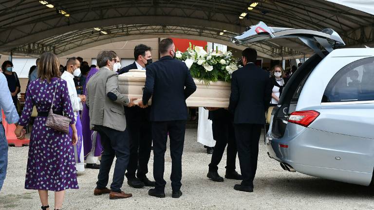 Forlì, addio a Leonardo: le lacrime di una comunità stretta nel dolore Forlì, addio a Leonardo: le lacrime di una comunità stretta nel dolore
