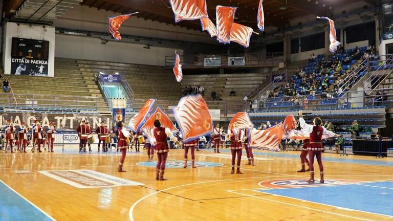 Faenza, sfide tra sbandieratori e musici Faenza, sfide tra sbandieratori e musici