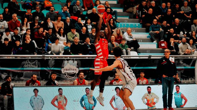 L’ala biancorossa Simon Anumba nel match di Rieti conro la Real Sebastiani L’ala biancorossa Simon Anumba nel match di Rieti conro la Real Sebastiani
