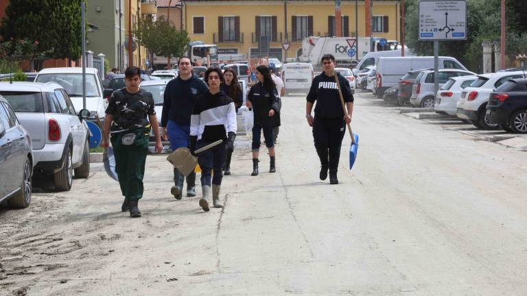 Volontari a Cesena: ecco come aiutare dopo l'alluvione Volontari a Cesena: ecco come aiutare dopo l'alluvione