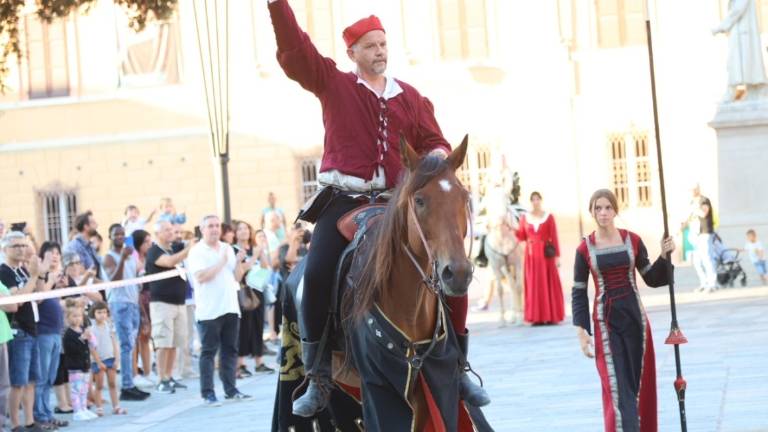 Palio di Cesena: cavalieri in parata nel cuore del centro cittadino Palio di Cesena: cavalieri in parata nel cuore del centro cittadino