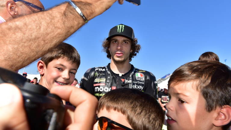 MotoGp, cabaret finale tra Bezzecchi e Bagnaia: Mi hai dovuto superare due volte. Chi è arrivato terzo? MotoGp, cabaret finale tra Bezzecchi e Bagnaia: Mi hai dovuto superare due volte. Chi è arrivato terzo?