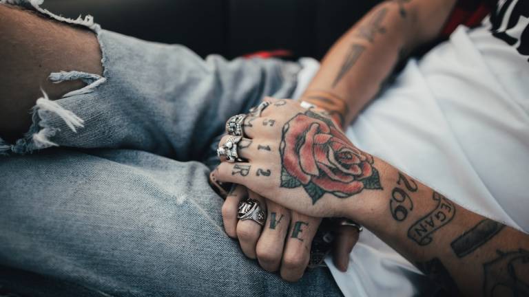 Riccione, noto rapper senza patente si spaccia per il fratello. Lo tradiscono i tatuaggi su collo e mani: denunciato Riccione, noto rapper senza patente si spaccia per il fratello. Lo tradiscono i tatuaggi su collo e mani: denunciato