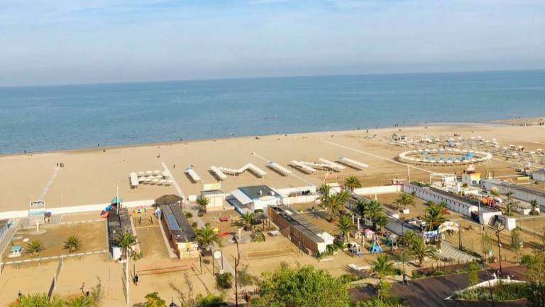 Rimini già pronta a salutare il Giro d'Italia con gli ombrelloni Rimini già pronta a salutare il Giro d'Italia con gli ombrelloni