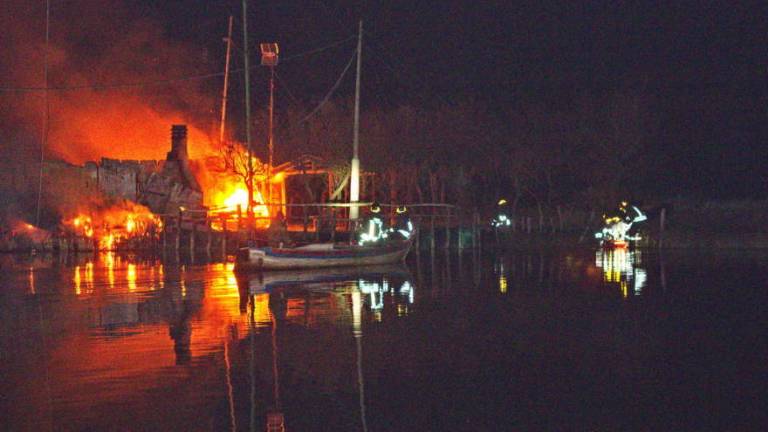 Ravenna, incendio in un capanno nella piallassa Baiona Ravenna, incendio in un capanno nella piallassa Baiona