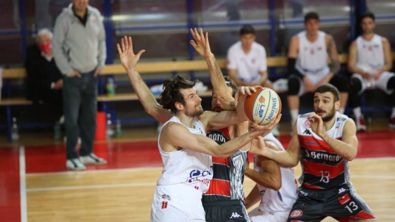 Basket B, Andrea Costa sconfitta in casa da Alba (73-76) Basket B, Andrea Costa sconfitta in casa da Alba (73-76)