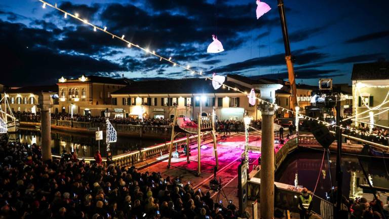 Cesenatico, diverse migliaia di persone per lo spettacolo e l’accensione delle luci del presepe della marineria - Gallery Cesenatico, diverse migliaia di persone per lo spettacolo e l’accensione delle luci del presepe della marineria - Gallery