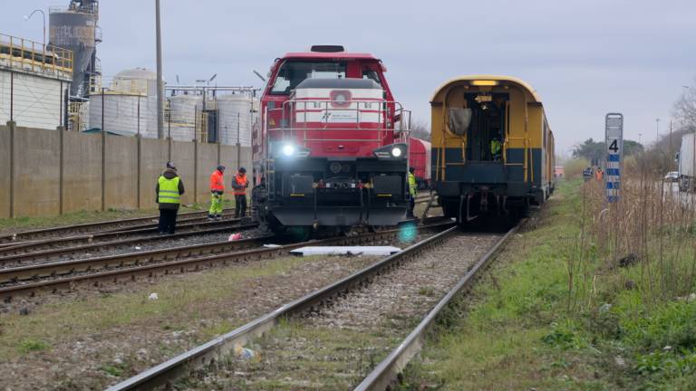 Ravenna, motrice di un treno merci fuori dai binari. Linea per il porto bloccata Ravenna, motrice di un treno merci fuori dai binari. Linea per il porto bloccata