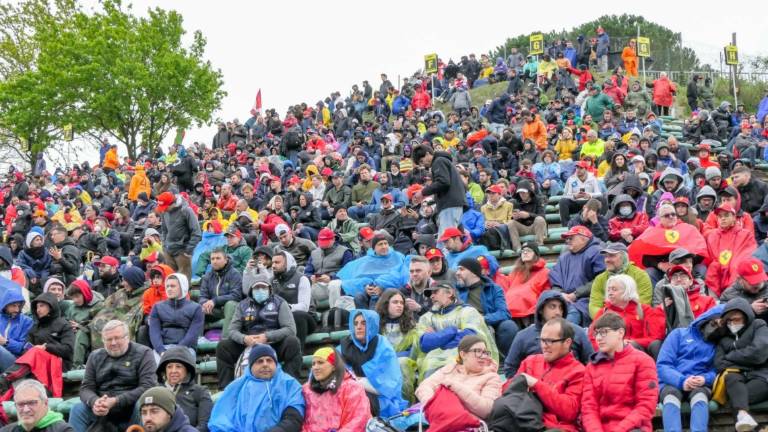 Imola, la Rivazza e le altre curve scoppiano di tifosi già dal venerdì Imola, la Rivazza e le altre curve scoppiano di tifosi già dal venerdì
