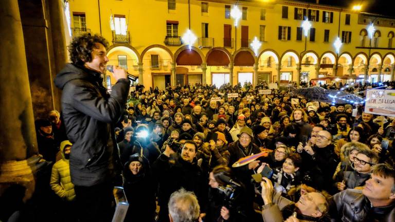 Dopo Salvini le Sardine si riuniscono a Imola intonando Bella Ciao Dopo Salvini le Sardine si riuniscono a Imola intonando Bella Ciao