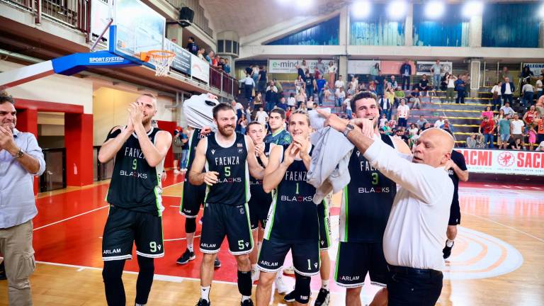 I Blacks festeggiano la vittoria di Imola (foto Mauro Monti)