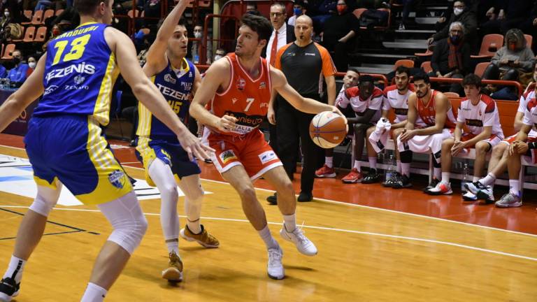 Basket A2: l'OraSì non dà scampo a Nardò, l'Unieuro cede alla distanza Basket A2: l'OraSì non dà scampo a Nardò, l'Unieuro cede alla distanza