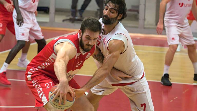 Basket A2, l'Unieuro vince il derby amichevole di Ravenna Basket A2, l'Unieuro vince il derby amichevole di Ravenna