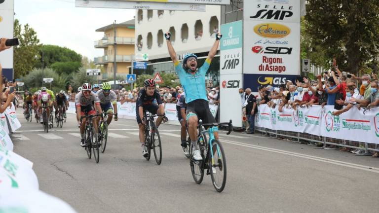 Ciclismo, Felline conquista in volata il Memorial Pantani Ciclismo, Felline conquista in volata il Memorial Pantani