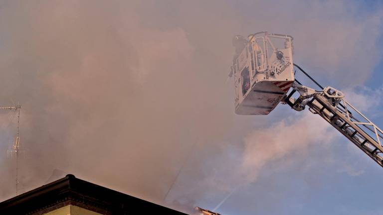 Russi, spento l’incendio nella palazzina in centro Russi, spento l’incendio nella palazzina in centro