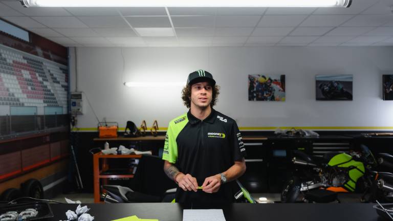 MotoGp, C'è anche l'annuncio ufficiale: Marco Bezzecchi resta al Mooney VR46 anche nel 2024 MotoGp, C'è anche l'annuncio ufficiale: Marco Bezzecchi resta al Mooney VR46 anche nel 2024