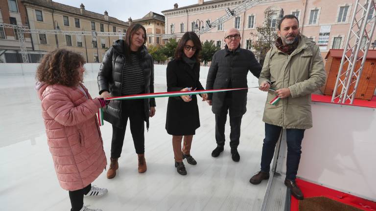 Ravenna, apre la pista di pattinaggio: orari e prezzi Ravenna, apre la pista di pattinaggio: orari e prezzi