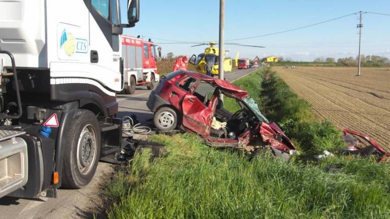 Prada: scontro tra auto e camion, muore un 78enne Prada: scontro tra auto e camion, muore un 78enne