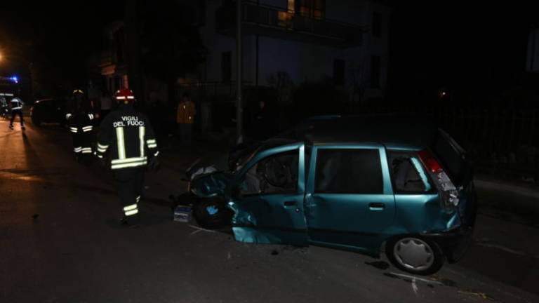 Forlì, schianto all'incrocio: ferito un 45enne Forlì, schianto all'incrocio: ferito un 45enne
