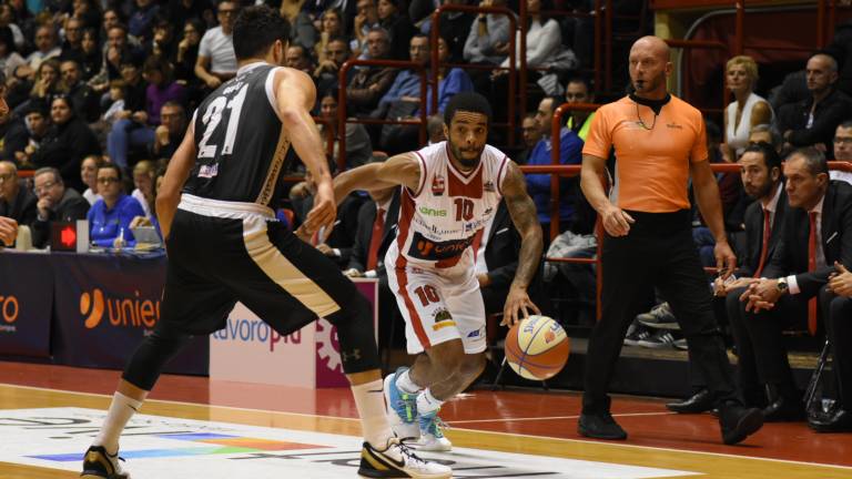 Basket, venerdì 20 dicembre stop agli abbonamenti per l'Unieuro Basket, venerdì 20 dicembre stop agli abbonamenti per l'Unieuro