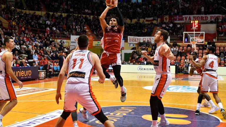 Jazz Johnson, ora bomber di Rieti, con la maglia di RivieraBanca Rimini nel derby della scorsa stagione all’Unieuro Arena foto Fabio Blaco Jazz Johnson, ora bomber di Rieti, con la maglia di RivieraBanca Rimini nel derby della scorsa stagione all’Unieuro Arena foto Fabio Blaco